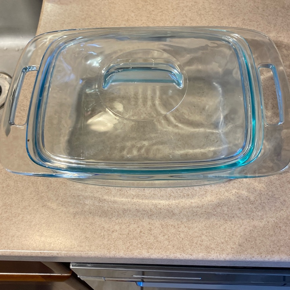 Pyrex Easy Grab glass casserole dish with lid. 12.75x 8.25 “ 2 quart. Like new